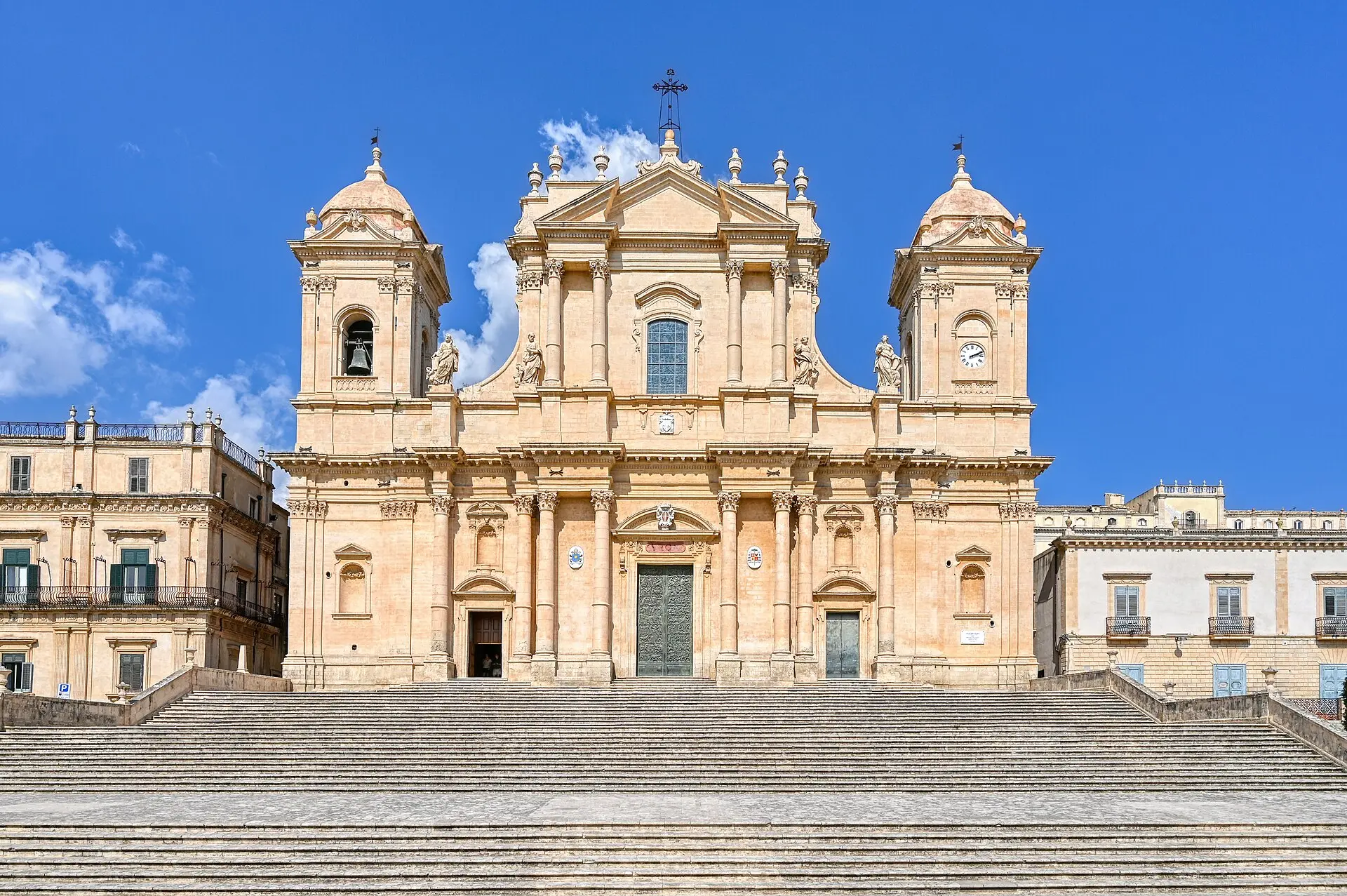 The honey-coloured baroque cathedral of San Nicolò in Noto at the top of its wide staircase