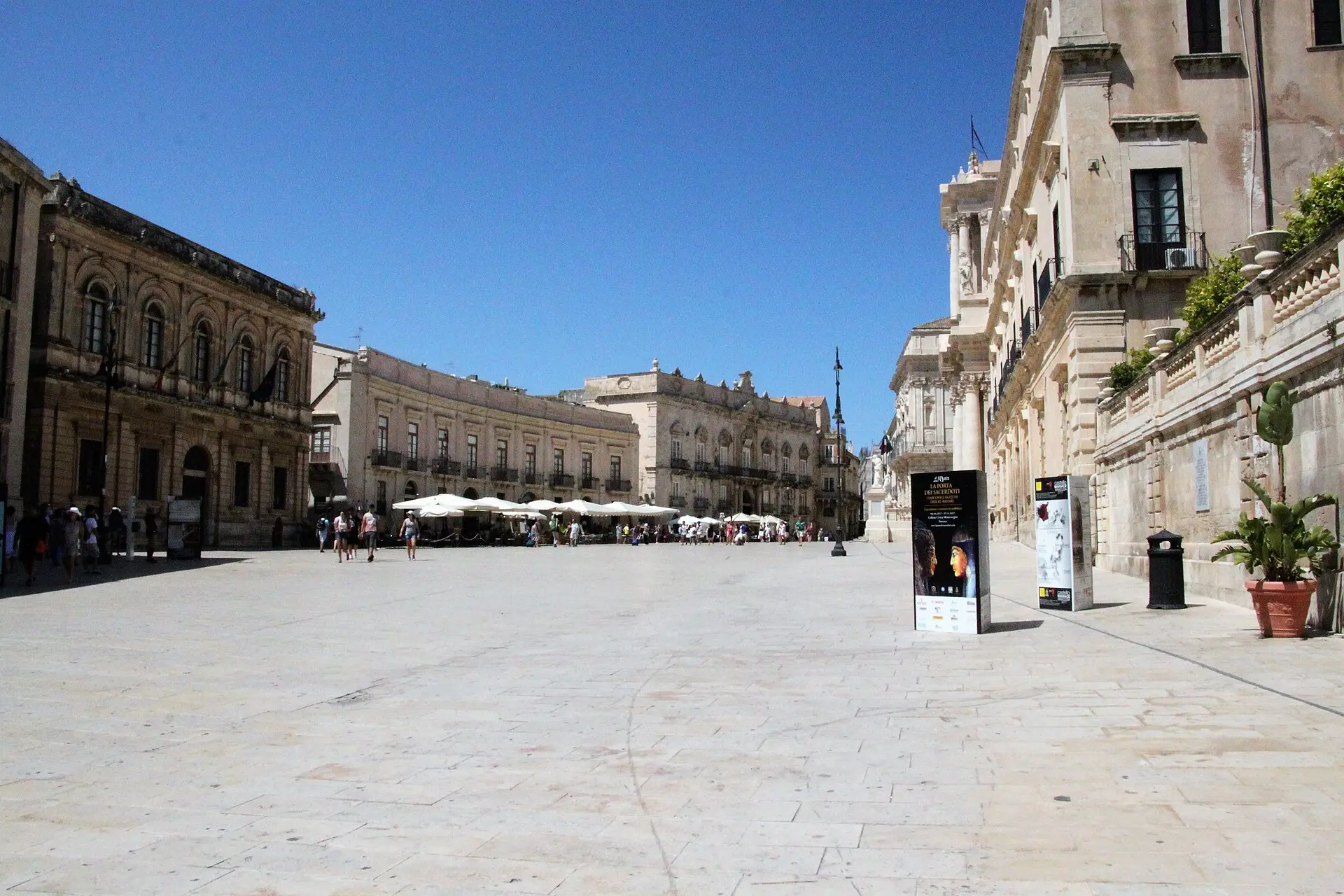 The white limestone baroque façade of Syracuse cathedral on Piazza Duomo in Ortigia